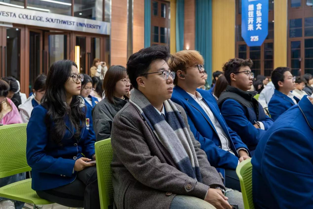 一群人正在听演讲AI 生成的内容可能不正确。